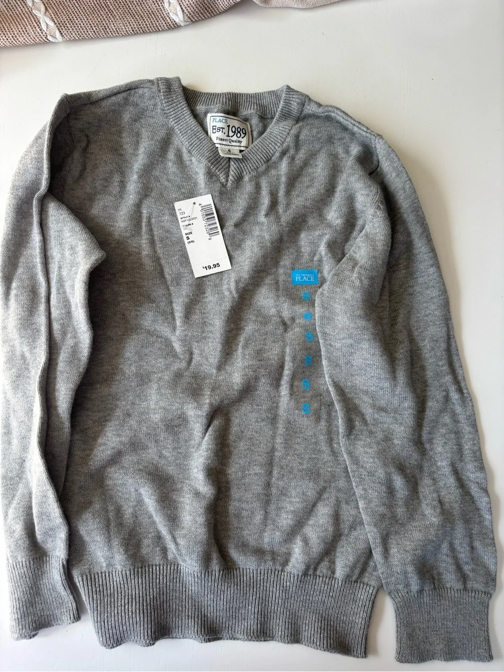 The Children’s Place grey v neck sweater size 5/6. NWT